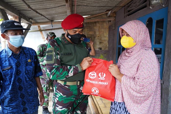 Danjen Kopassus Tinjau Serbuan Vaksinasi Bagikan Paket Sembako Dan