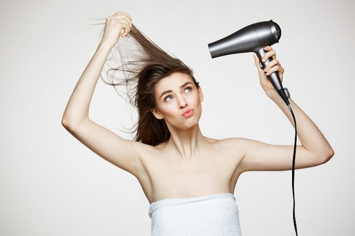 7 Tips Mudah Blow Rambut Di Rumah Agar Mengembang Seperti Dari Salon ...