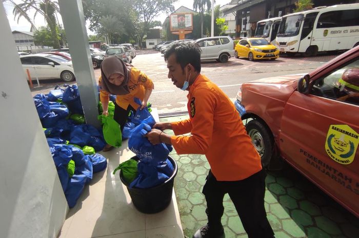 Paket sembako untuk lansia bervaksin di Balai Kota Banjarmasin
