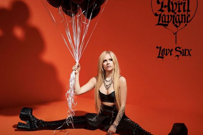 Avril dalam Video Audio Lagu 'Love It When You Hate Me'
