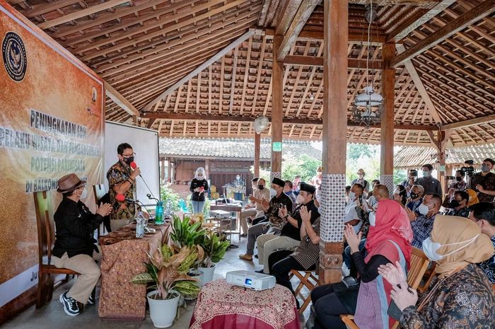 Menteri Pariwisata dan Ekonomi Kreatif Sandiaga Salahudin Uno dalam kunjungan kerja ke Magelang, Jawa Tengah guna memberikan pelatihan pembangunan desa wisata, Jumat (14/1/2022)