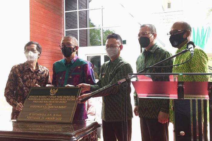 Gubernur Kalbar bersama Wali Kota Pontianak, Rektor Universitas Tanjungpura, dan pengurus Galeri Hasil Hutan foto bersama saat peresmian Galeri Hasil Hutan.