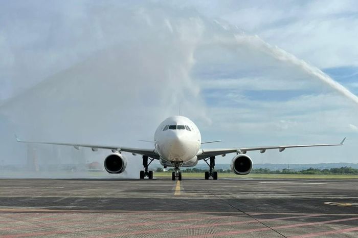 Inagurasi kedatangan Maskapai Garuda Indonesia dari Narita ke Denpasar, Bali tanda dibukanya rute Penerbangan Internasional ke Indonesia, Kamis (3/3/22)