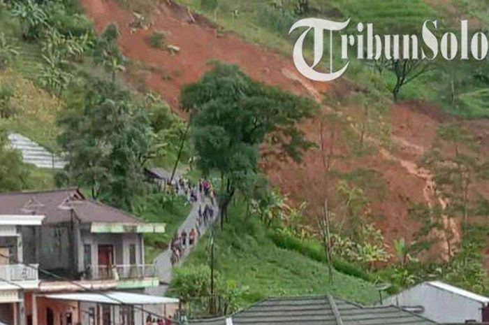 2 Orang Tertimbun Tanah Longsor Di Jatiyoso, Salah Satunya Sempat ...