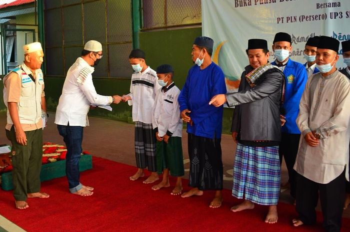 Yayasan Baitul Maal (YBM) PLN UP3 Singkawang menyalurkan santunan untuk Anak Yatim dan kaum dhuafa di wilayah Singkawang, Bengkayang dan Sambas, Provinsi Kalimantan Barat.