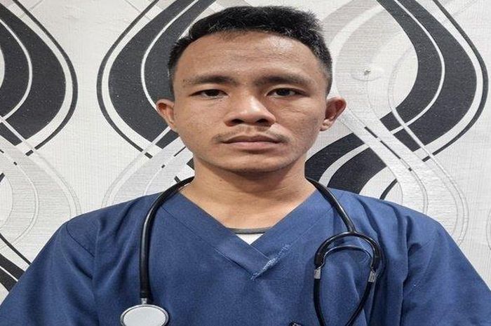 YTP (25) dokter gadungan saat diamankan anggota Satreskrim Polres OKU Timur, Sumatera Selatan, Rabu (18/5/2022) 