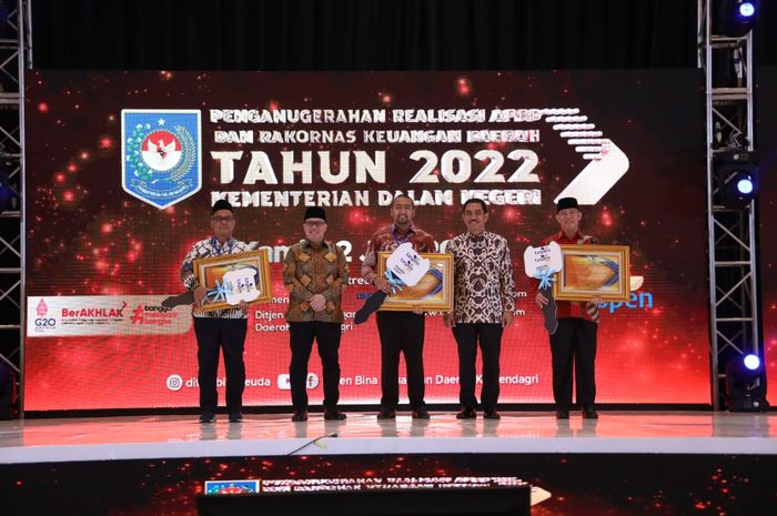 Kemendagri Beri Penghargaan Pemda Atas Realisasi APBD Tertinggi TA 2021 ...