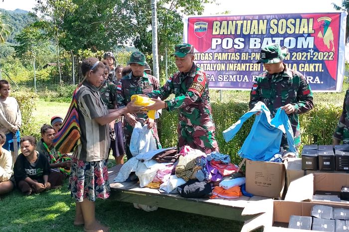 Satgas Pamtas Yonif 126/KC Papua Gelar Baksos, Bagikan Pakaian Layak ...