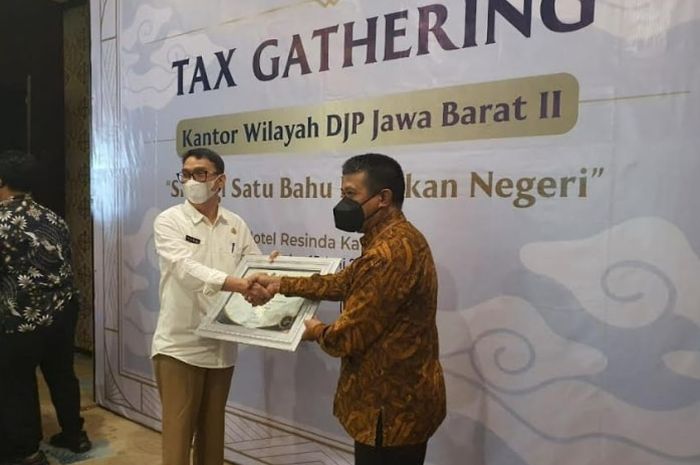 Kantor Wilayah Direktorat Jenderal Pajak (DJP) Jawa Barat II memberikan penghargaan kepada Pemerintah Kota (Pemkot) Cirebon 