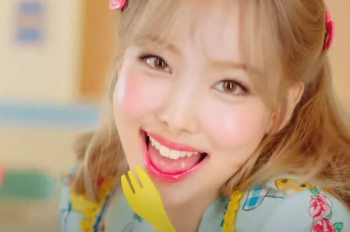 Nayeon dalam video klip 'POP!' yang adalah karya comeback solo dari TWICE