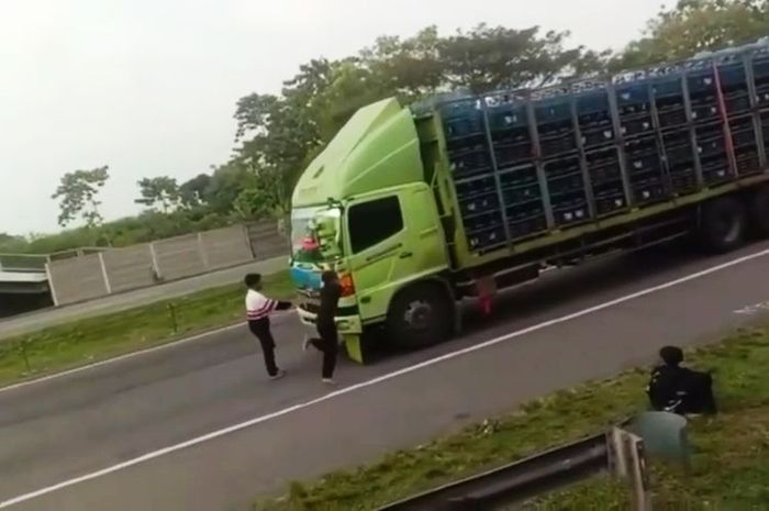 Remaja Hadang Truk Di Jalan, Psikolog: Labil, Butuh Pengakuan Orang ...