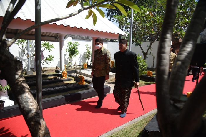 Wali Kota Eri bersama perwakilan keluarga Ki Ageng Pengging, Raden Erwin saat di komplek pemakaman Ki Ageng Pengging, Jumat (29/07/2022).