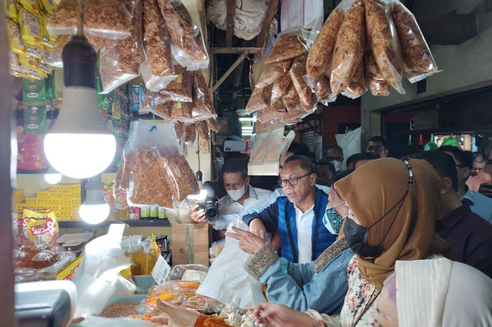 Mendag Zulkifli Hasan saat memantau ketersediaan pasokan dan harga bapok di Pasar Wonokromo, Surabaya,  Minggu (31/07/2022).