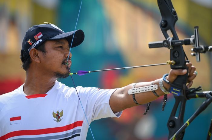 Sosok Kholidin mencuri perhatian seiring bidikan anak panahnya yang melesat mencapai target emas di ASEAN Paragames Solo 2022.