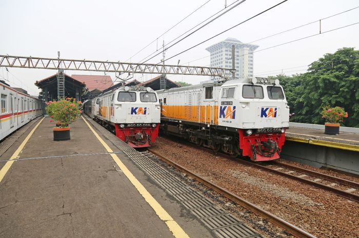 Ka Jarak Jauh Dari Stasiun Gambir Dan Pasar Senen Berhenti Di