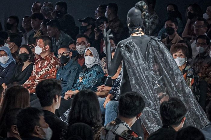 Menparekraf Sandiaga Uno bersama Istri Nur Asia Uno menyaksikan Jakarta Fashion and Food Festival di Mall Kelapa Gading, Jakarta Utara, Kamis (1/9/2022).