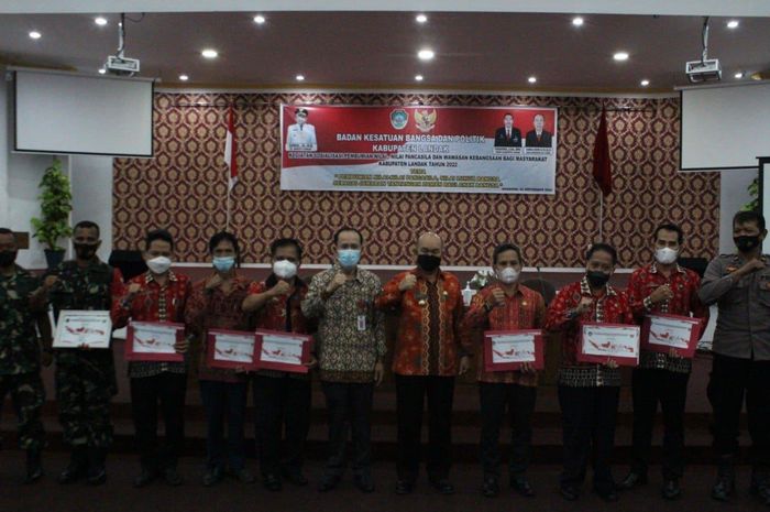 Pj Bupati Landak, Samuel membuka kegiatan sosialisasi Pembumian Nilai-Nilai Pancasila dan Wawasan Kebangsaan.