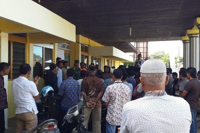 Puluhan buruh pabrik PT Wonogiri Jaya Lestari (WJL) mendatangi Kantor Kecamatan Jatisrono.
