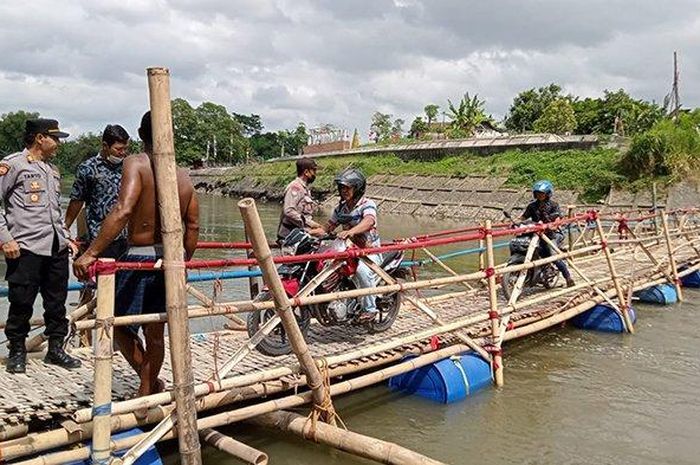 Penutupan Jembatan Mojo akibat imbas dari pengerjaan membuat warga sekitar membangun jembatan dari bambu sebagai jalur penyeberangan alternatif