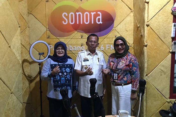 Altur Febriansyah, SH,Msi, Kadis PPKB Kota Palembang dan Dra Sarah, SH, MHum, Kabid KB mengunjungi Sonora Palembang pada Jumat (23/9/2022) untuk menjelaskan terkait kontrasepsi.
