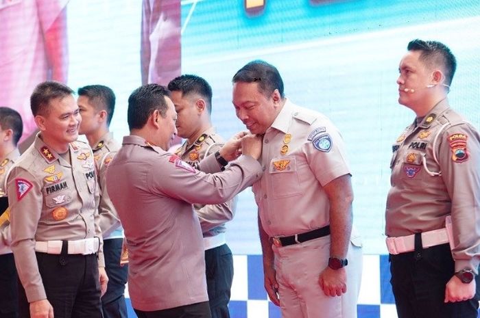 Kapolri Jenderal Polisi Listyo Sigit Prabowo menyematkan tanda penghargaan kepada Dirut Jasa Raharja Rivan Purwantoro