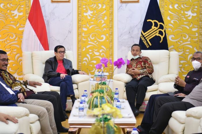 Gubernur Sulsel Andi Sudirman Sulaiman bersama Forkopimda menyambut kedatangan Menkum HAM Yasonna Laoly di Makassar