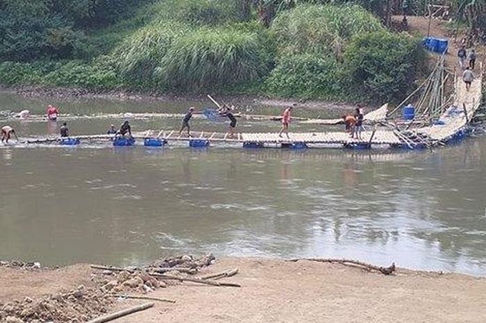 Hujan Deras Dan Arus Sungai Meningkat, Jembatan Sasak Bengawan Solo ...