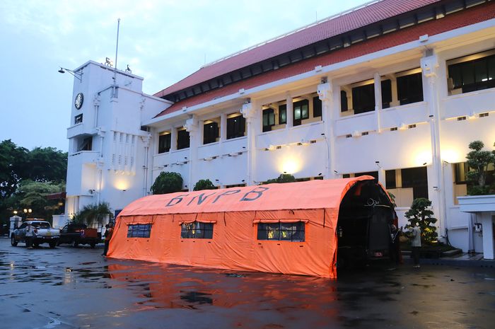 Pemkot Surabaya membuka &ldquo;Posko Bangga Surabaya Peduli&rdquo; di halaman Balai Kota Surabaya untuk membantu korban bencana alam di Provinsi Jawa Timur mulai Rabu (19/10/2022).