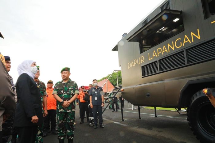 Gubernur Khofifah saat meninjau kendaraan taktis kebencanaan yang berfungsi sebagai dapur umum saat acara Apel Gelar Pasukan Kesiapsiagaan Penanggulangan Bencana Alam di Wilayah Jatim Tahun 2022 di Lapangan Kodam V Brawijaya, Surabaya, Kamis (20/10/2022).