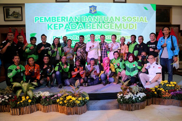 Penyaluran BLT BBM dilakukan Wali Kota ke perwakilan pengemudi angkutan perkotaan, angkutan online, bus kota swasta dan pengemudi taksi di Balai Kota Surabaya, Senin (24/10/2022).