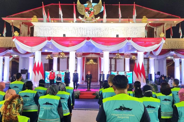 Biro Adm Pimpinan Pemprov Jatim - Gubernur Khofifah memberikan arahan kepada tim Yankes bergerak saat acara pelepasan dari halaman Gedung Negara Grahadi Surabaya, Kamis (03/11/2022).