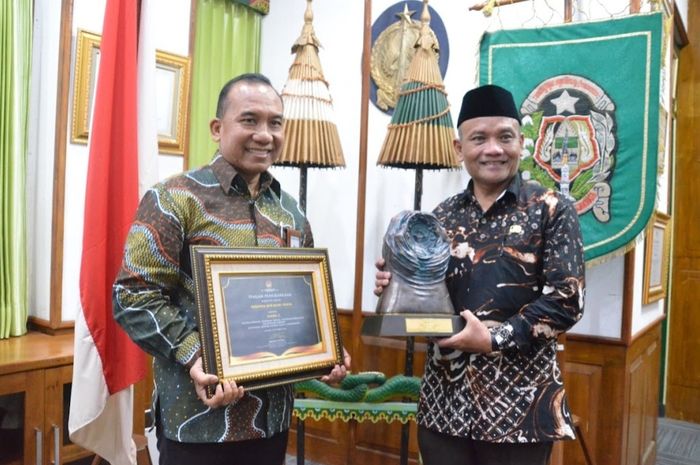 Direktur Utama Bank Jogja, Kosim Junaedi (kiri) bersama Penjabat Walikota Yogyakarta, Sumadi (kanan).