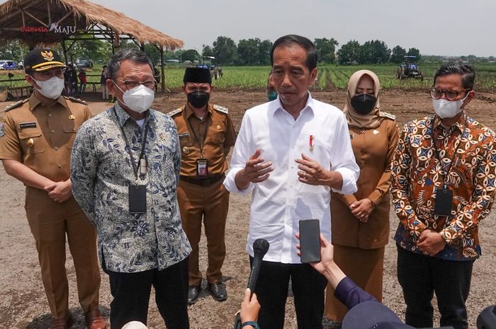 Biro Adm Pimpinan Pemprov Jatim -  Presiden Jokowi menyampaikan keterangan pers saat meninjau kebun tebu di Desa Batankrajan, Gedeg, Kab. Mojokerto, Jumat, (04/11/2022).