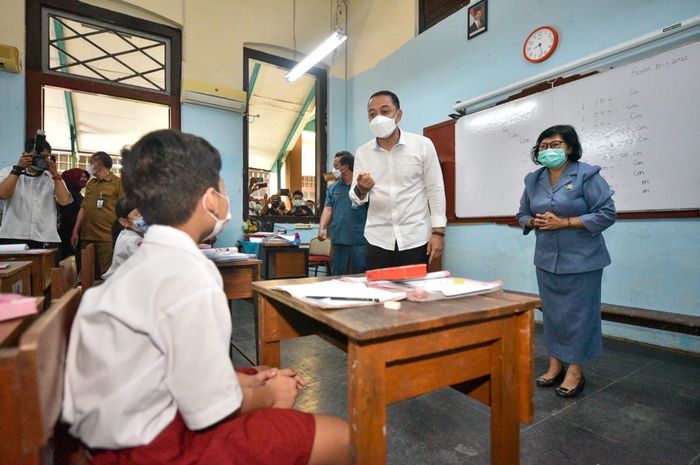 Foto: dok. Diskominfo Surabaya - Wali Kota Eri saat memantau proses belajar siswa di beberapa sekolah