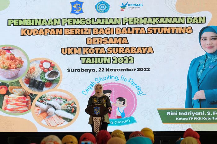 Ketua TP PKK Kota Surabaya, Rini Indriyani membuka kegiatan Pembinaan Pengolahan Permakanan dan Kudapan Bergizi bagi Balita Stunting bersama UMKM Kota Surabaya di Gedung Balai Pemuda, Selasa (22/11/2022).