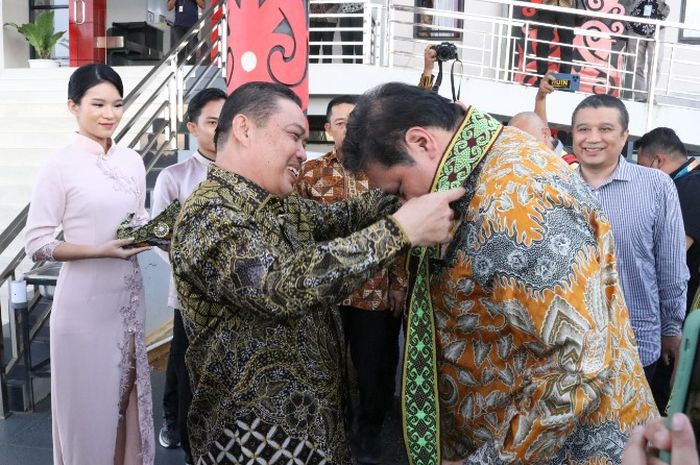 Wakil Gubernur Kalimantan Barat (Kalbar) Ria Norsan menyambut kedatangan Menteri Koordinator Bidang Perekonomian Airlangga Hartarto, yang akan memimpin Pertemuan Tingkat Menteri (PTM) BIMP-EAGA ke-25.