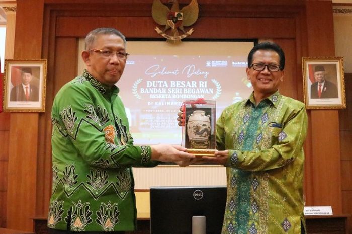 Gubernur Kalimantan Barat Sutarmidji bersama Bandar Seri Begawan Sujatmiko dan Konsulat Kuching di Pontianak, di Ruang Rapat Praja 1, Kamis (24/11)