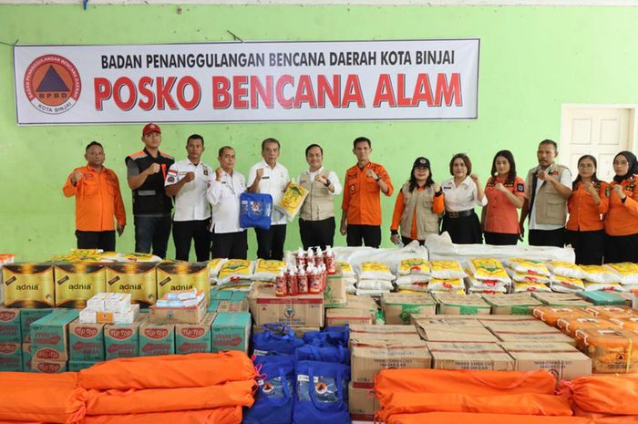 Gubernur Sumatera Utara (Sumut) Edy Rahmayadi memberikan bantuan kepada korban banjir di Kota Binjai.