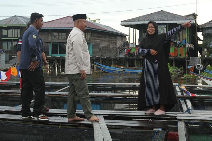 HO/ Bupati Edi Damansyah memberi bantuan puluhan keramba sebagai hadiah bagi mereka yang telah menekuni profesi pembudidaya ikan di Desa Melintang. 
