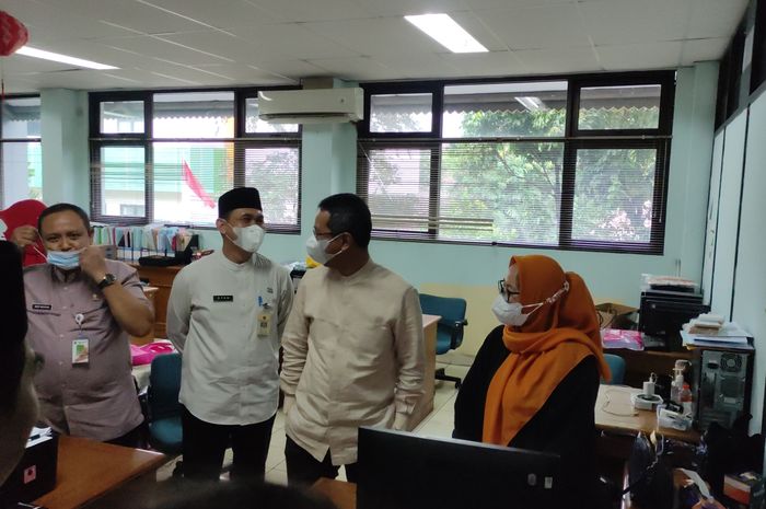 Pj Gubernur,Heru Budi Hartono sidak di Kantor Camat Tebet, Jakarta Selatan, Jum'at (25/11/2022)