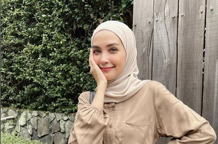 7 Warna Hijab Yang Bikin Wajah Cerah Harus Punya Di Lemari Nih