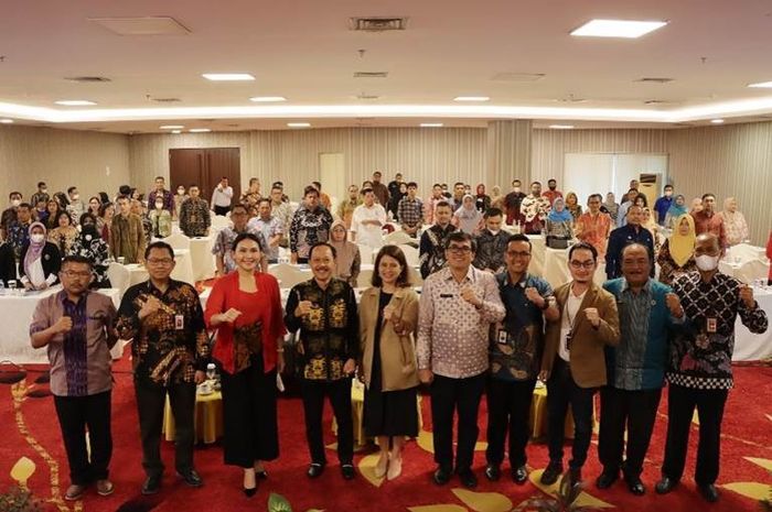 Untung Santoso (dua dari kiri) pada acara Rapat Pleno TPAKD Semester II Tahun 2022 dan Penyusunan Program TPAKD se-Sumut Tahun 2023 serta Bussiness Matching UMKM, di Tiara Convention Center, Jalan Imam Bonjol, Medan, Kamis (01/12).
