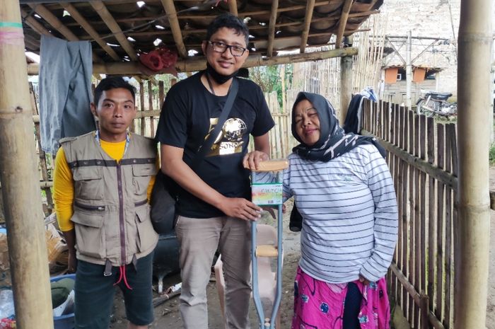 Sonora Peduli hari ini, Senin (5/12) memberikan bantuan berupa alat bantu jalan atau tongkat kruk kepada bu Eni yang merupakan salah seorang warga Cibereum, kecamatan Cugenang, Cisarua, Jawa Barat.