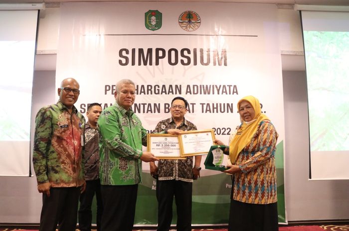 Keterangan foto: Simposium Penghargaan Sekolah Adiwiyata Se-Kalimantan Barat Tahun 2022 di Hotel Mercure Pontianak, Jum&rsquo;at (9/12).