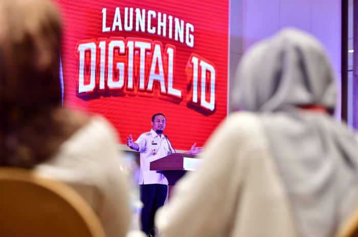 Gubernur Sulsel Andi Sudirman Sulaiman saat meluncurkan aplikasi Digital ID di Makassar