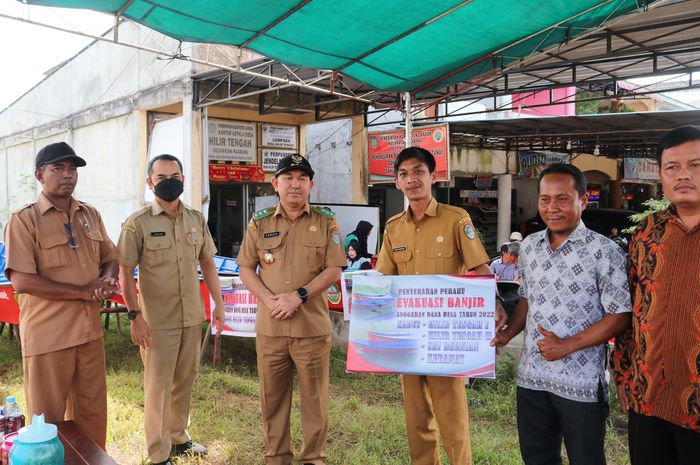 Secara Simbolis, Pj. Bupati Landak Serahkan Bantuan Perahu Evakuasi ...