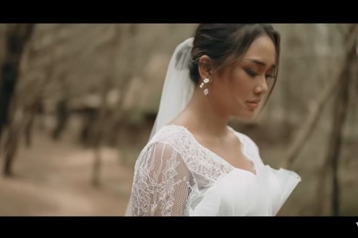 Lirik Lagu Bukan Manusia Dinyanyikan Oleh Marion Jola Sonoraid 