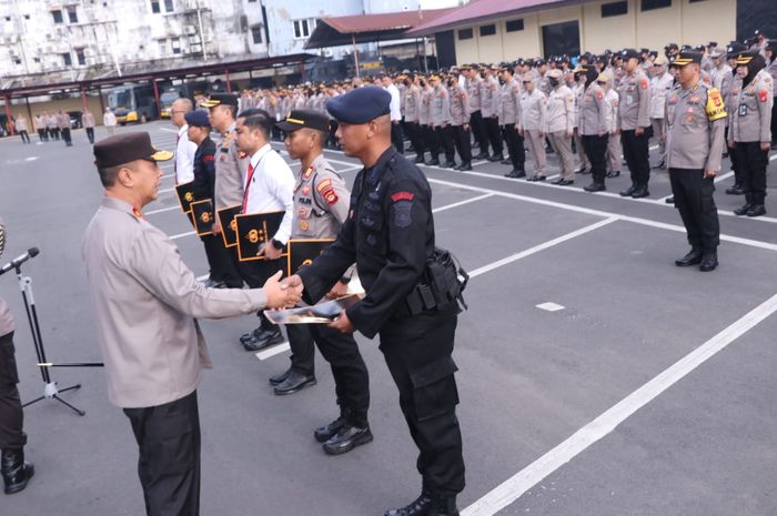 Kapolda Sumsel Beri 3 Pin Emas Dan 39 Piagam Penghargaan Ke Personel ...