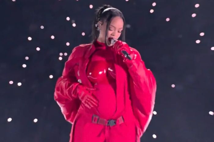 Tampil Memukau Di Super Bowl 2023, Rihanna Menunjukkan Kehamilan Anak ...