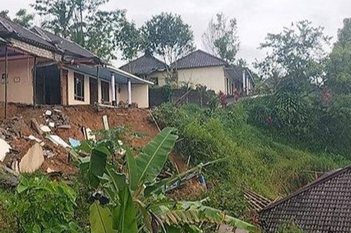 Berawal Dari Retakan Tanah, Rumah Warga Di Jatiyoso Tergerus Longsor ...